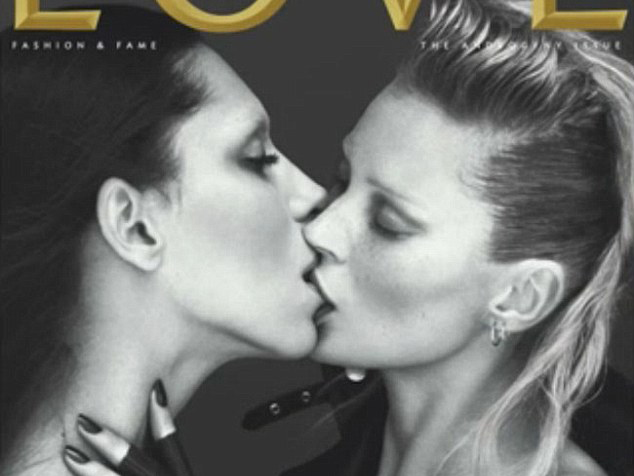 Kate Moss "khóa môi" người mẫu chuyển giới